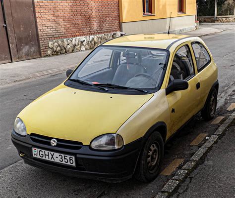 Opel Corsa Gialla profilo laterale