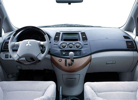 Mitsubishi Grandis interni