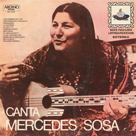 Mercedes Sosa che canta con la chitarra