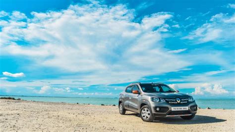 auto parcheggiata sotto il sole cocente in estate