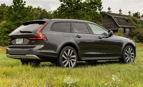 Vista posteriore della Volvo V90 Cross Country con dettagli stilistici
