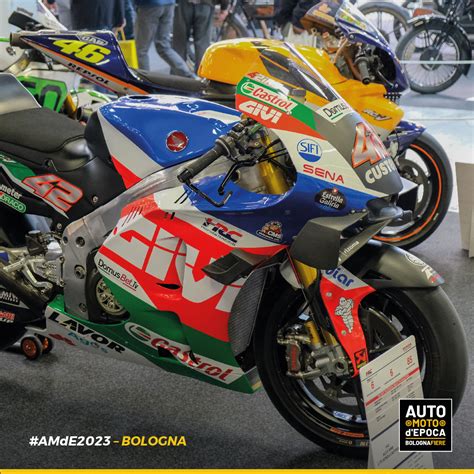 Coppia di auto sportive e moto sportive affiancate