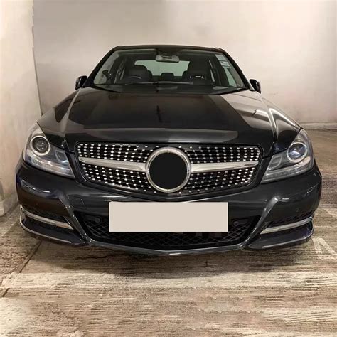 Mercedes C-Class W204 in un contesto urbano
