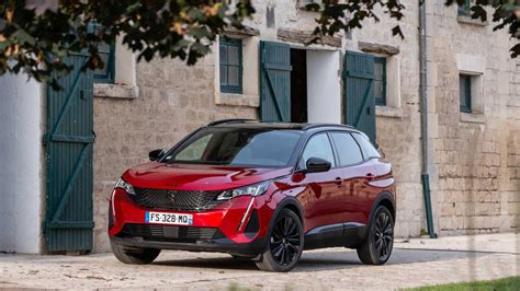 Profilo laterale della Peugeot 3008 con design SUV-coupé
