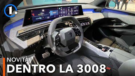 Interni spaziosi della Peugeot 3008 con attenzione ai dettagli