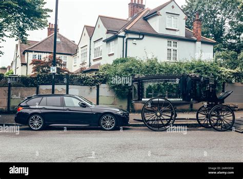 Una BMW M1 danneggiata su un lato, parcheggiata su un prato