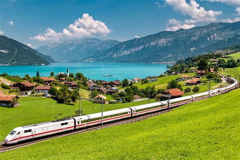 Panorama alpino svizzero con treno