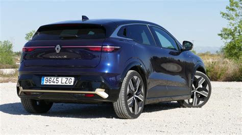 Renault Mégane E-Tech Electric in movimento su strada