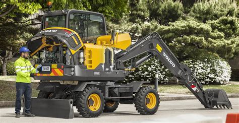 Escavatore Volvo EW60E in azione