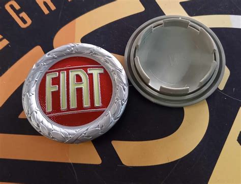 Dettaglio del logo Fiat blu su un coprimozzo
