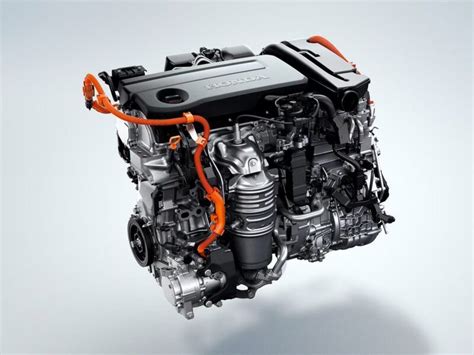 Ingegneri Toyota che lavorano su un motore ibrido