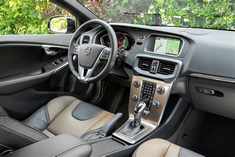 Interni minimalisti della Volvo V40 Cross Country con console centrale sospesa