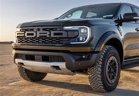 Dettaglio del frontale del Ford Ranger Raptor con la scritta Ford in evidenza