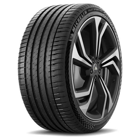 Vista ravvicinata di un Michelin Pilot Sport 4 SUV montato su un cerchio sportivo di un SUV