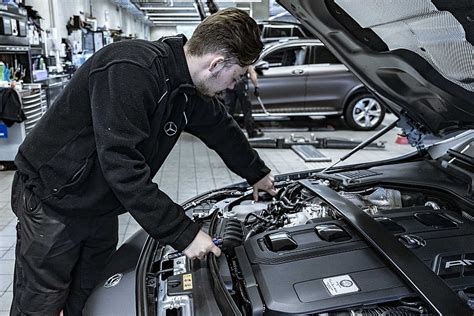 Meccanico Mercedes-Benz che controlla un motore