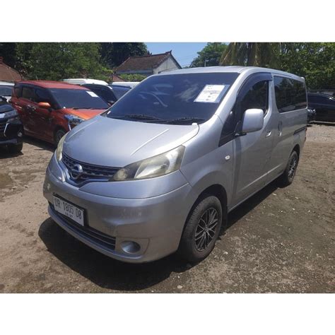 Nissan Evalia vista di profilo
