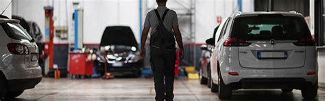 Tecnici specializzati di Gruppo Punto Auto mentre eseguono un controllo in officina