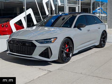 Dettaglio di un'auto Audi RS con vernice Grigio Nardo
