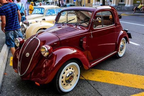 Fiat Topolino storica su strada sterrata