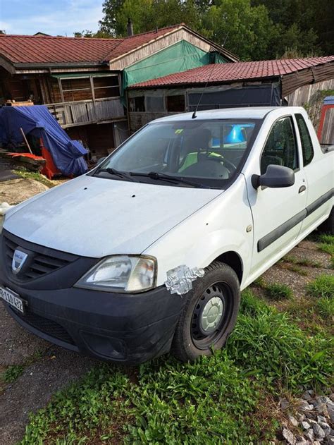 Dacia Logan Pick-up in una zona rurale
