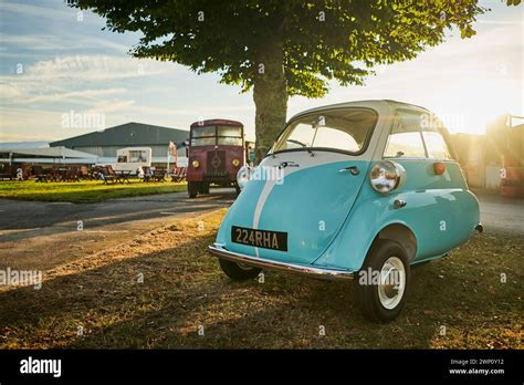 BMW Isetta parcheggiata in una strada cittadina