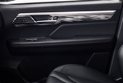 Dettaglio cruscotto auto con finiture cromate