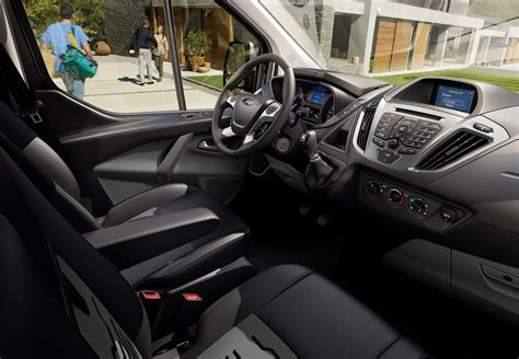 Interni del Ford Transit Custom con volante reclinato per funzione ufficio