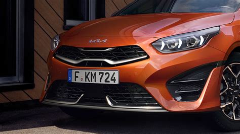 Vista frontale della Kia Ceed con fari full LED