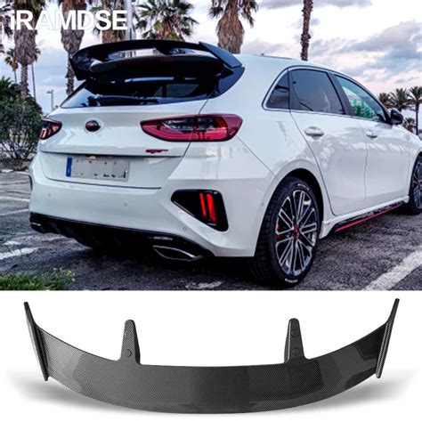 Dettaglio del posteriore della Kia Ceed con luci a LED e spoiler
