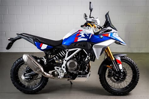 Motociclista di bassa statura su BMW GS