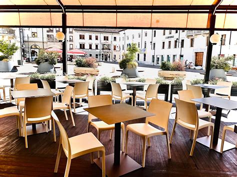 Interno dell'Osteria Mercede con tavoli e arredi mediterranei