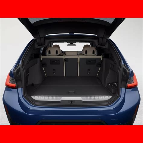 Interno BMW Serie 3 Touring con bagagliaio aperto