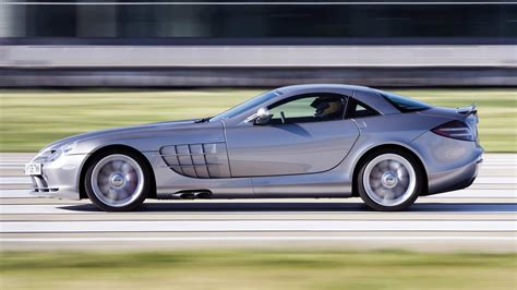 Vista laterale della Mercedes-Benz SLR McLaren, evidenziando il lungo cofano