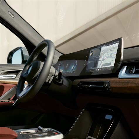 Interni BMW iX1 con display curvo