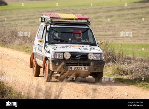 Una Fiat Panda 4x4 classica su una strada sterrata di montagna