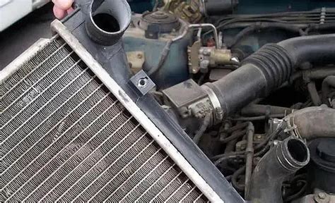 Manutenzione periodica del radiatore auto