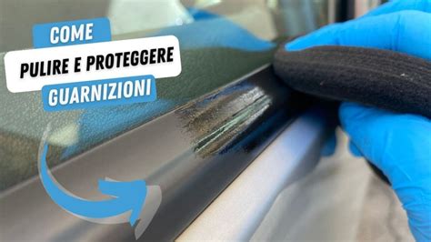 Pulizia guarnizioni finestrino auto