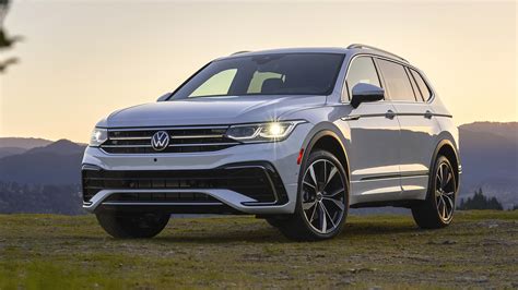 Volkswagen Tiguan parcheggiata in un contesto urbano