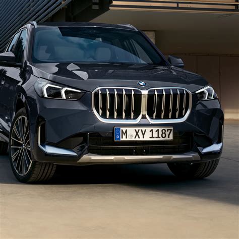 BMW X1 frontale su strada