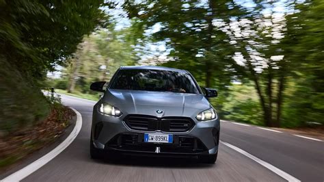 BMW Serie 1 in movimento su strada