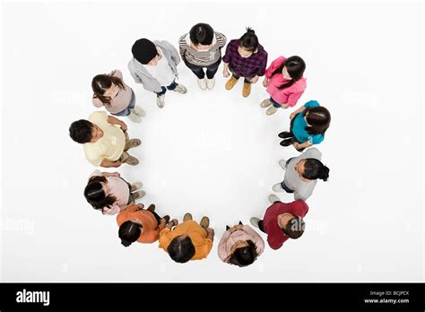 Foto di un gruppo di persone che cantano in cerchio in una sala luminosa