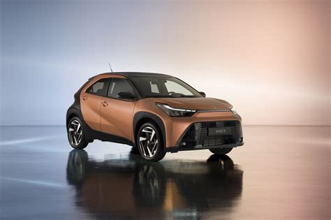 Dettaglio frontale Toyota Aygo con design a X