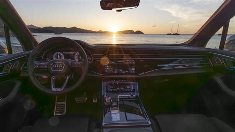 Interni dell'Audi Q7 con doppio schermo