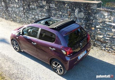 Interni Peugeot 108 con tetto apribile