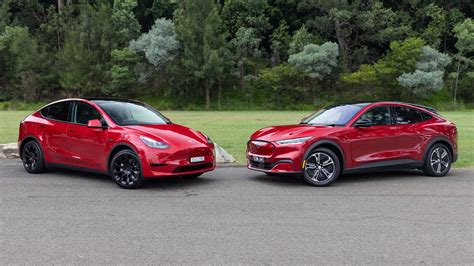 Confronto dimensioni Ford Mustang Mach-E e Tesla Model Y