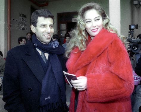 Riccardo Schicchi con una delle sue scoperte