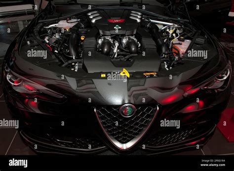 Dettaglio del motore V6 biturbo dell'Alfa Romeo Giulia Quadrifoglio