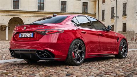 Vista posteriore dell'Alfa Romeo Giulia Quadrifoglio con scarichi verticali