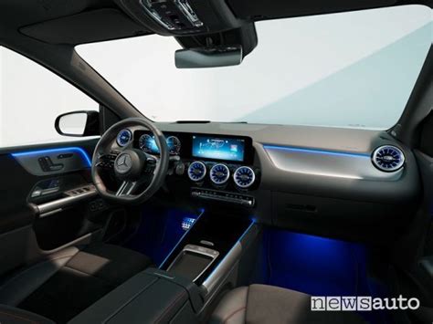 Interni Mercedes Classe A con doppio display