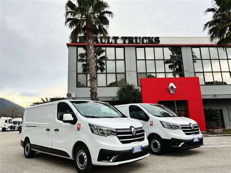 Esposizione interna di veicoli Renault pronta consegna